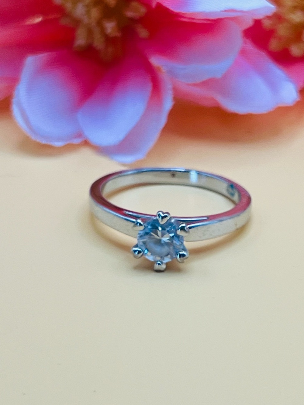 Elegant Silver Solitaire Ring size 9